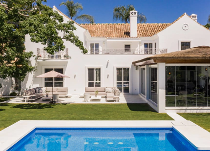 ELEGANTE VILLA CONTEMPORÁNEA CON ACCESO DIRECTO AL GOLF EN LA CERQUILLA