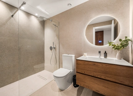 ELEGANTE VILLA DE 4 DORMITORIOS EN NUEVA ANDALUCÍA CON ESPECTACULARES ESPACIOS EXTERIORES