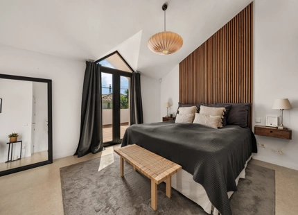 ELEGANTE VILLA DE 4 DORMITORIOS EN NUEVA ANDALUCÍA CON ESPECTACULARES ESPACIOS EXTERIORES