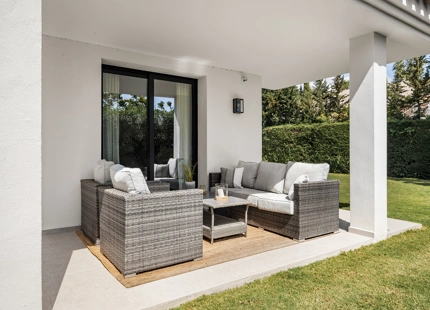 ELEGANTE VILLA DE 4 DORMITORIOS EN NUEVA ANDALUCÍA CON ESPECTACULARES ESPACIOS EXTERIORES