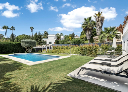 ELEGANTE VILLA DE 4 DORMITORIOS EN NUEVA ANDALUCÍA CON ESPECTACULARES ESPACIOS EXTERIORES