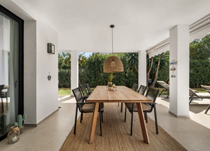 ELEGANTE VILLA DE 4 DORMITORIOS EN NUEVA ANDALUCÍA CON ESPECTACULARES ESPACIOS EXTERIORES