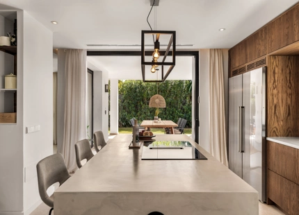 ELEGANTE VILLA DE 4 DORMITORIOS EN NUEVA ANDALUCÍA CON ESPECTACULARES ESPACIOS EXTERIORES