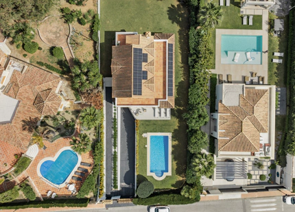 ELEGANTE VILLA DE 4 DORMITORIOS EN NUEVA ANDALUCÍA CON ESPECTACULARES ESPACIOS EXTERIORES