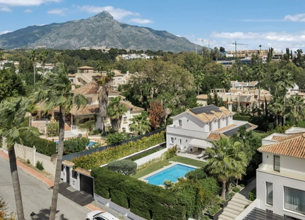 ELEGANTE VILLA DE 4 DORMITORIOS EN NUEVA ANDALUCÍA CON ESPECTACULARES ESPACIOS EXTERIORES