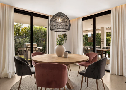 ELEGANTE VILLA DE 4 DORMITORIOS EN NUEVA ANDALUCÍA CON ESPECTACULARES ESPACIOS EXTERIORES