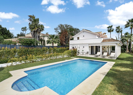 ELEGANTE VILLA DE 4 DORMITORIOS EN NUEVA ANDALUCÍA CON ESPECTACULARES ESPACIOS EXTERIORES