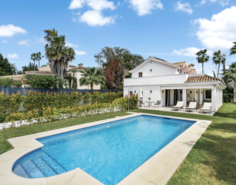 ELEGANTE VILLA DE 4 DORMITORIOS EN NUEVA ANDALUCÍA CON ESPECTACULARES ESPACIOS EXTERIORES