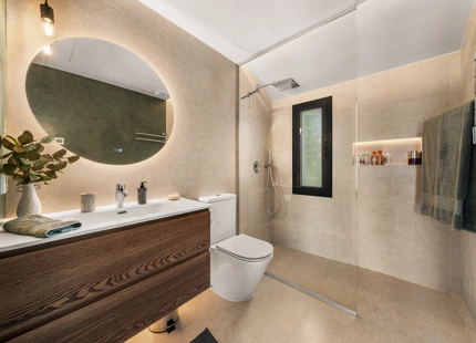 ELEGANTE VILLA DE 4 DORMITORIOS EN NUEVA ANDALUCÍA CON ESPECTACULARES ESPACIOS EXTERIORES