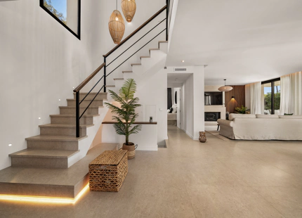 ELEGANTE VILLA DE 4 DORMITORIOS EN NUEVA ANDALUCÍA CON ESPECTACULARES ESPACIOS EXTERIORES