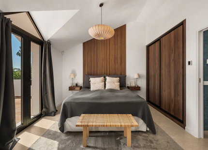 ELEGANTE VILLA DE 4 DORMITORIOS EN NUEVA ANDALUCÍA CON ESPECTACULARES ESPACIOS EXTERIORES