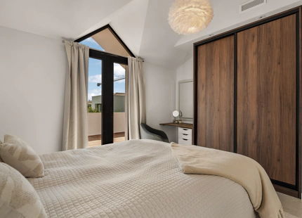 ELEGANTE VILLA DE 4 DORMITORIOS EN NUEVA ANDALUCÍA CON ESPECTACULARES ESPACIOS EXTERIORES