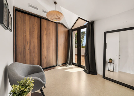 ELEGANTE VILLA DE 4 DORMITORIOS EN NUEVA ANDALUCÍA CON ESPECTACULARES ESPACIOS EXTERIORES