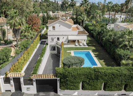 ELEGANTE VILLA DE 4 DORMITORIOS EN NUEVA ANDALUCÍA CON ESPECTACULARES ESPACIOS EXTERIORES