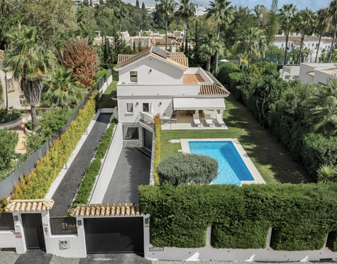 Villa en venta en Nueva Andalucia, Marbella