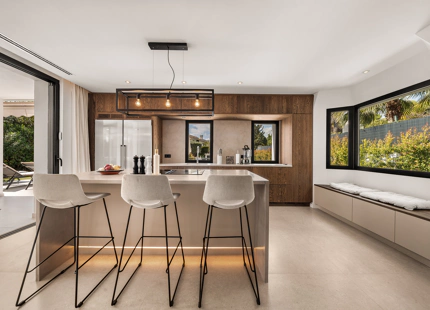 ELEGANTE VILLA DE 4 DORMITORIOS EN NUEVA ANDALUCÍA CON ESPECTACULARES ESPACIOS EXTERIORES