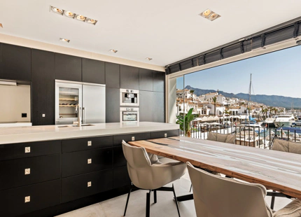 LUJOSO APARTAMENTO EN PRIMERA LÍNEA DE MARINA CON VISTAS IMPRESIONANTES EN PUERTO BANÚS