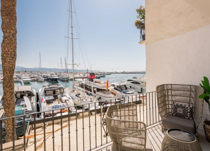 LUJOSO APARTAMENTO EN PRIMERA LÍNEA DE MARINA CON VISTAS IMPRESIONANTES EN PUERTO BANÚS