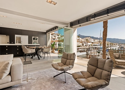 LUJOSO APARTAMENTO EN PRIMERA LÍNEA DE MARINA CON VISTAS IMPRESIONANTES EN PUERTO BANÚS