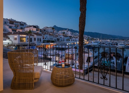 LUJOSO APARTAMENTO EN PRIMERA LÍNEA DE MARINA CON VISTAS IMPRESIONANTES EN PUERTO BANÚS