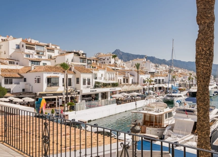 LUJOSO APARTAMENTO EN PRIMERA LÍNEA DE MARINA CON VISTAS IMPRESIONANTES EN PUERTO BANÚS