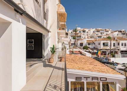 LUJOSO APARTAMENTO EN PRIMERA LÍNEA DE MARINA CON VISTAS IMPRESIONANTES EN PUERTO BANÚS