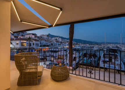 LUJOSO APARTAMENTO EN PRIMERA LÍNEA DE MARINA CON VISTAS IMPRESIONANTES EN PUERTO BANÚS