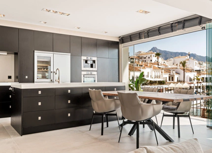 LUJOSO APARTAMENTO EN PRIMERA LÍNEA DE MARINA CON VISTAS IMPRESIONANTES EN PUERTO BANÚS