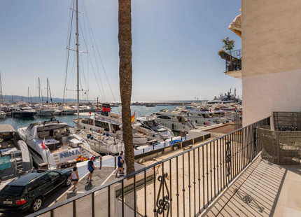 LUJOSO APARTAMENTO EN PRIMERA LÍNEA DE MARINA CON VISTAS IMPRESIONANTES EN PUERTO BANÚS