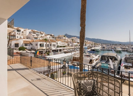 LUJOSO APARTAMENTO EN PRIMERA LÍNEA DE MARINA CON VISTAS IMPRESIONANTES EN PUERTO BANÚS