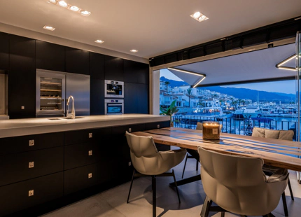 LUJOSO APARTAMENTO EN PRIMERA LÍNEA DE MARINA CON VISTAS IMPRESIONANTES EN PUERTO BANÚS