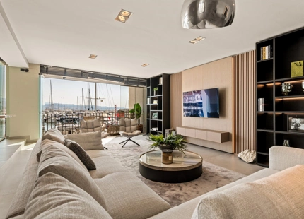 LUJOSO APARTAMENTO EN PRIMERA LÍNEA DE MARINA CON VISTAS IMPRESIONANTES EN PUERTO BANÚS
