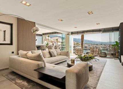 LUJOSO APARTAMENTO EN PRIMERA LÍNEA DE MARINA CON VISTAS IMPRESIONANTES EN PUERTO BANÚS