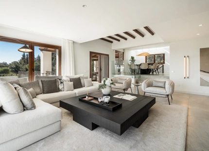 EXQUISITA VILLA DE 5 DORMITORIOS EN ESTEPONA CON AMPLIA ZONA EXTERIOR