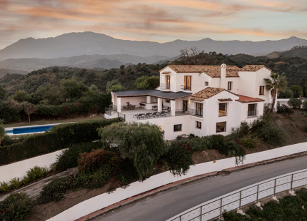 EXQUISITA VILLA DE 5 DORMITORIOS EN ESTEPONA CON AMPLIA ZONA EXTERIOR