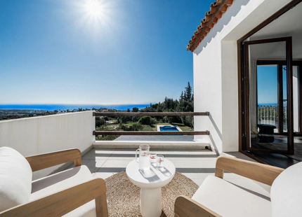 EXQUISITA VILLA DE 5 DORMITORIOS EN ESTEPONA CON AMPLIA ZONA EXTERIOR