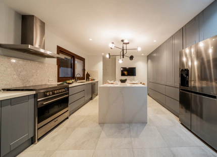 EXQUISITA VILLA DE 5 DORMITORIOS EN ESTEPONA CON AMPLIA ZONA EXTERIOR