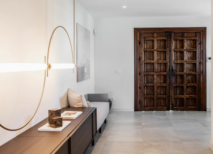 EXQUISITA VILLA DE 5 DORMITORIOS EN ESTEPONA CON AMPLIA ZONA EXTERIOR