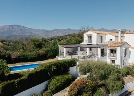 EXQUISITA VILLA DE 5 DORMITORIOS EN ESTEPONA CON AMPLIA ZONA EXTERIOR