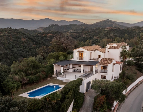 EXQUISITA VILLA DE 5 DORMITORIOS EN ESTEPONA CON AMPLIA ZONA EXTERIOR