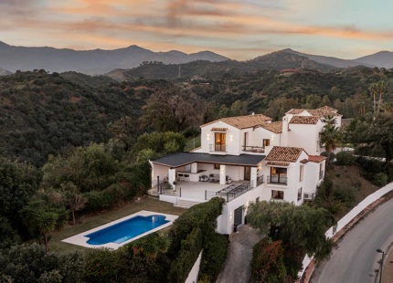 EXQUISITA VILLA DE 5 DORMITORIOS EN ESTEPONA CON AMPLIA ZONA EXTERIOR
