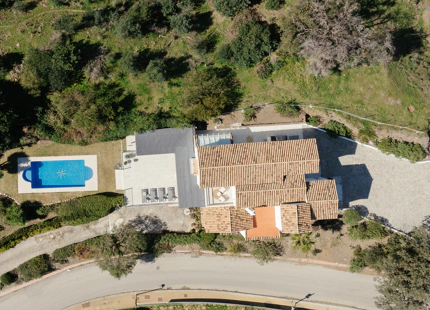EXQUISITA VILLA DE 5 DORMITORIOS EN ESTEPONA CON AMPLIA ZONA EXTERIOR