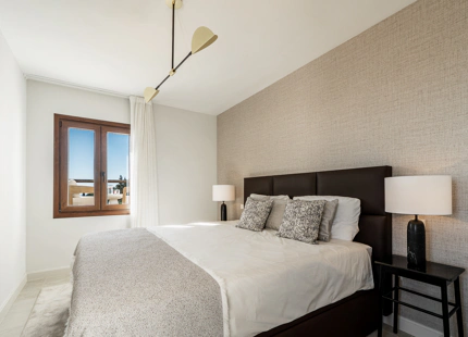 EXQUISITA VILLA DE 5 DORMITORIOS EN ESTEPONA CON AMPLIA ZONA EXTERIOR