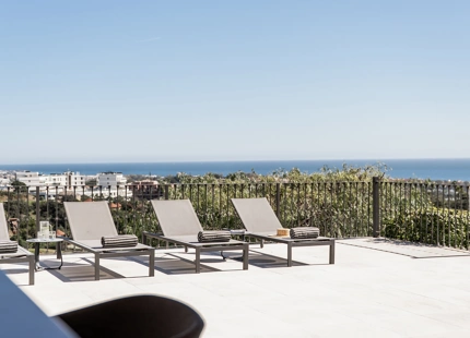 EXQUISITA VILLA DE 5 DORMITORIOS EN ESTEPONA CON AMPLIA ZONA EXTERIOR