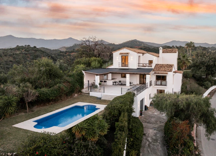 EXQUISITA VILLA DE 5 DORMITORIOS EN ESTEPONA CON AMPLIA ZONA EXTERIOR