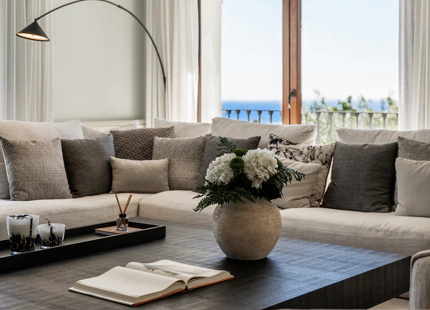 EXQUISITA VILLA DE 5 DORMITORIOS EN ESTEPONA CON AMPLIA ZONA EXTERIOR