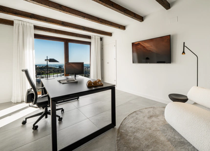 EXQUISITA VILLA DE 5 DORMITORIOS EN ESTEPONA CON AMPLIA ZONA EXTERIOR