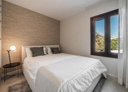 EXQUISITA VILLA DE 5 DORMITORIOS EN ESTEPONA CON AMPLIA ZONA EXTERIOR
