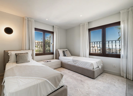EXQUISITA VILLA DE 5 DORMITORIOS EN ESTEPONA CON AMPLIA ZONA EXTERIOR