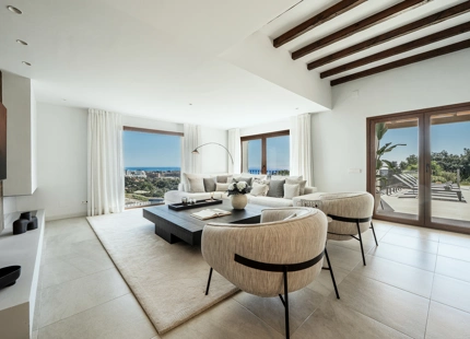 EXQUISITA VILLA DE 5 DORMITORIOS EN ESTEPONA CON AMPLIA ZONA EXTERIOR